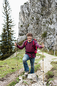 有登山杖的人在山路上图片