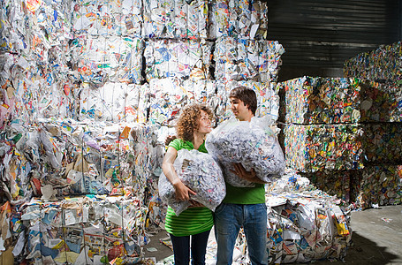 一个回收厂的男人和女人图片