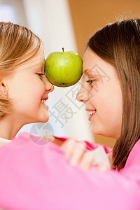 带苹果的年轻姐妹背景图片