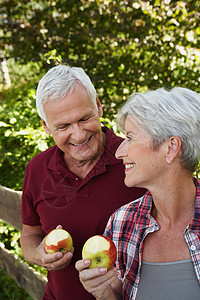 老年夫妇吃苹果图片