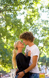 爱的年轻情侣在外面分享拥抱图片