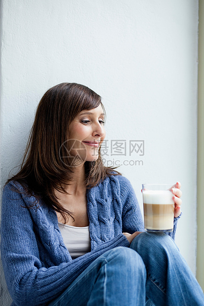 喝咖啡休息的女人图片