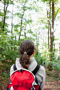 女人在树林里徒步旅行图片