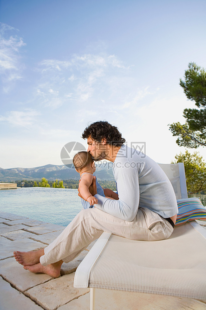 ‘~男人在水池边亲吻婴儿  ~’ 的图片