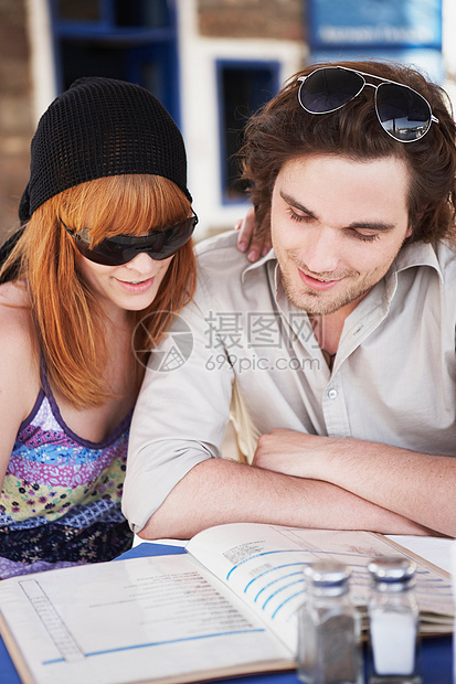 年轻夫妇阅读菜单图片