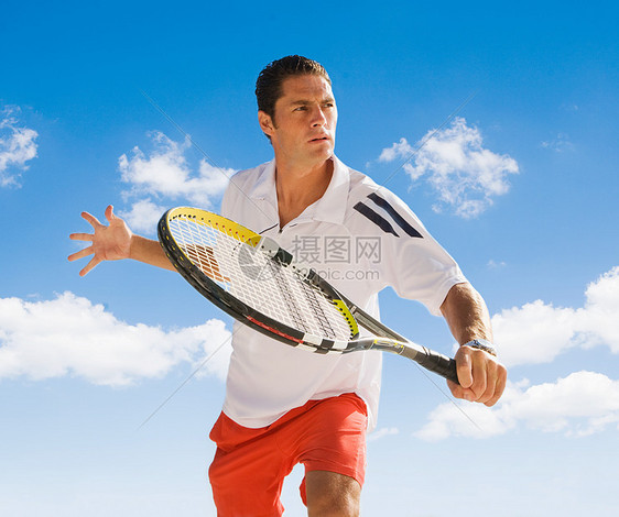 打网球的男子图片