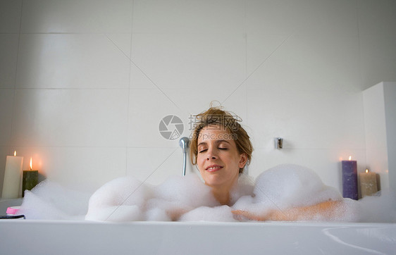 在浴缸里放松的女人图片