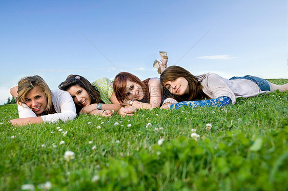 四个少女躺在草地上的肖像图片