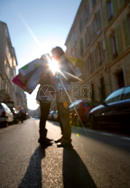 年轻夫妇站在街上图片