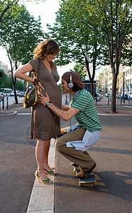 男人蹲在孕妇旁边图片