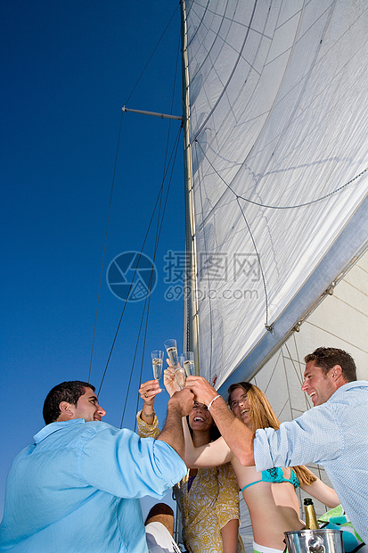 在帆船上祝酒干杯的男女图片