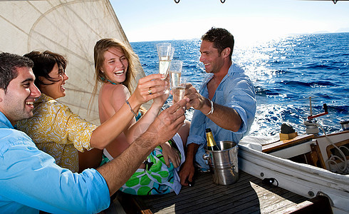 两对夫妇在帆船上祝酒干杯图片