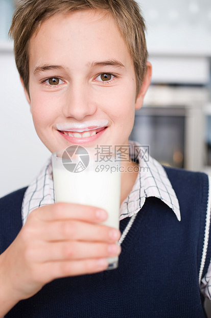 男孩喝了一杯牛奶图片