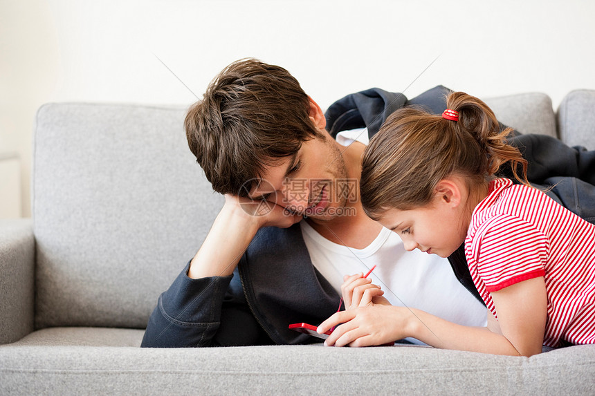 爸爸和女孩玩电子游戏图片