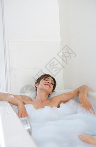 洗泡泡浴放松的女人图片