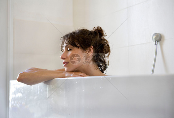 在浴缸里洗澡的女人图片