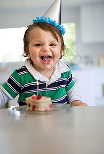 小孩坐蛋糕上宝宝一岁生日背景