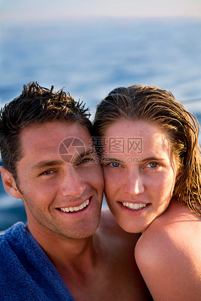 海滩上的年轻夫妇图片