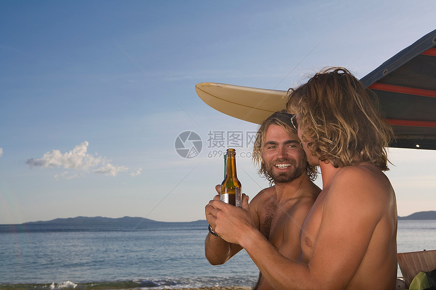 冲浪男喝啤酒图片