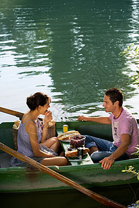 在船上野餐的男女图片