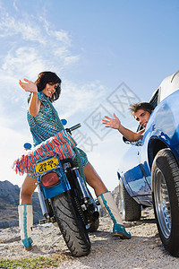 开车的男人和骑摩托车的女人图片