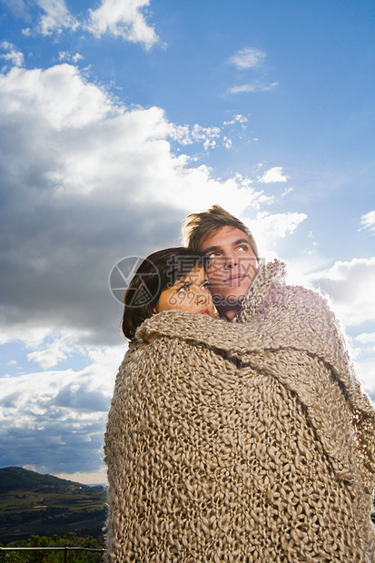 男人和女人裹在毯子里图片
