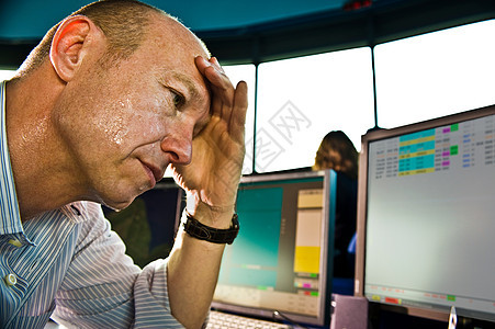 办公室操作员对电脑的压力图片