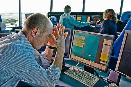 办公室操作员面对电脑的压力图片