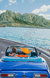男人和女人在海边开车图片