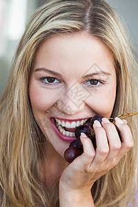 吃葡萄的年轻女子图片
