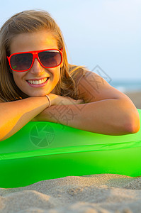 趴着微笑的美女背景