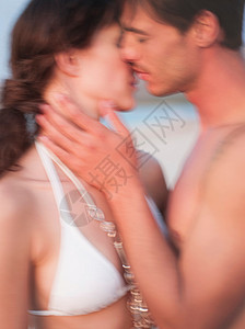 情侣在海滩上接吻图片