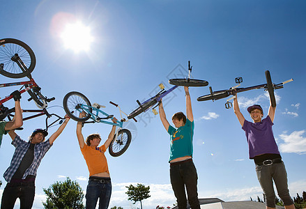少年男孩在空中举起自行车图片
