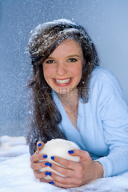 年轻女子肖像拿雪球图片