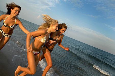 在海滩上奔跑的少女图片