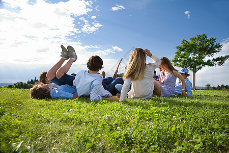 少年组在公园里躺在草地上图片