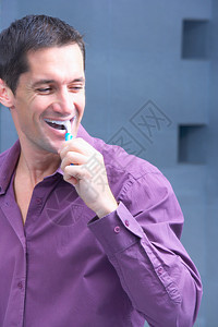 男人刷牙大笑图片