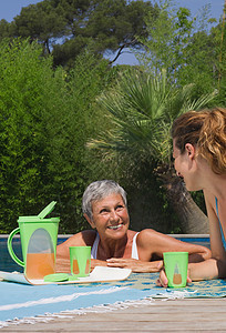 游泳池里的女人和女人说话图片