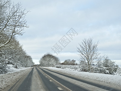 穿过冰雪覆盖的苏格兰贝里克郡景观道路图片