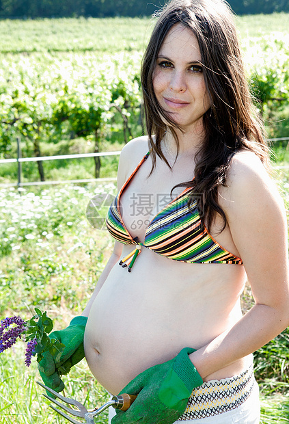 孕妇户外园艺图片
