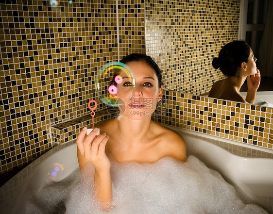 洗澡的女人看着泡泡图片