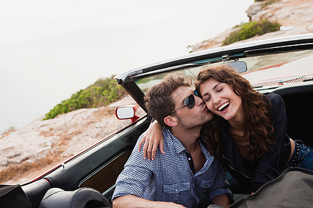 情侣在车里接吻图片