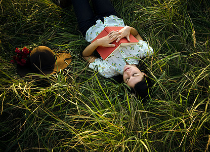 睡在草地上的女人图片