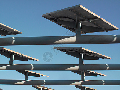 安装在屋顶上的太阳能电池板图片