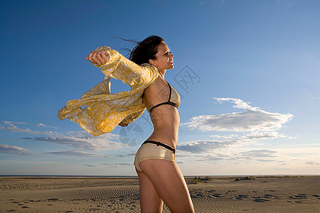 海滩上无忧无虑的年轻女子图片