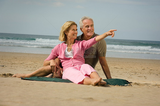 一对夫妇坐在海滩上图片