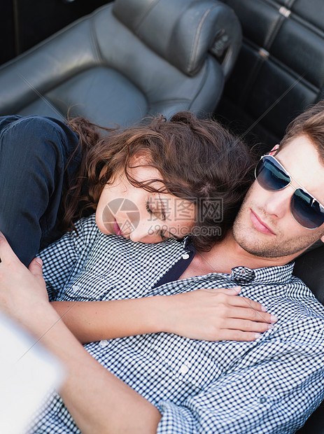 一对夫妇躺在敞篷车里图片
