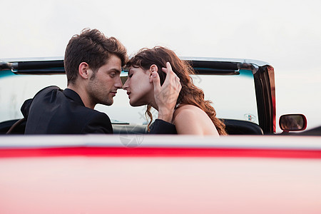 情侣在汽车前座接吻图片