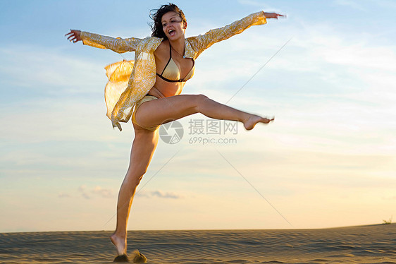 海滩上活跃的年轻女子图片