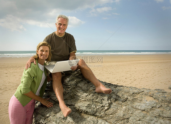 带笔记本电脑的海滩情侣图片